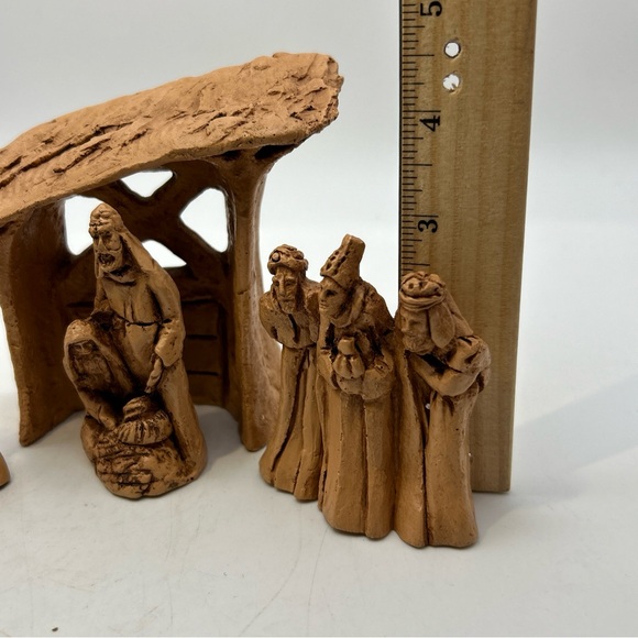 Vtg 4pc Small Manger Scene Wisemen,Sheppard,Jesus,Mary,Joseph,Stable Christmas - Picture 3 of 13